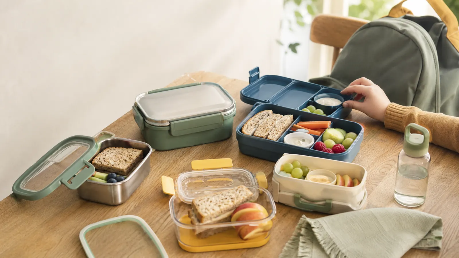 Verschillende lekvrije brooddozen met fruit en boterhammen klaar voor school